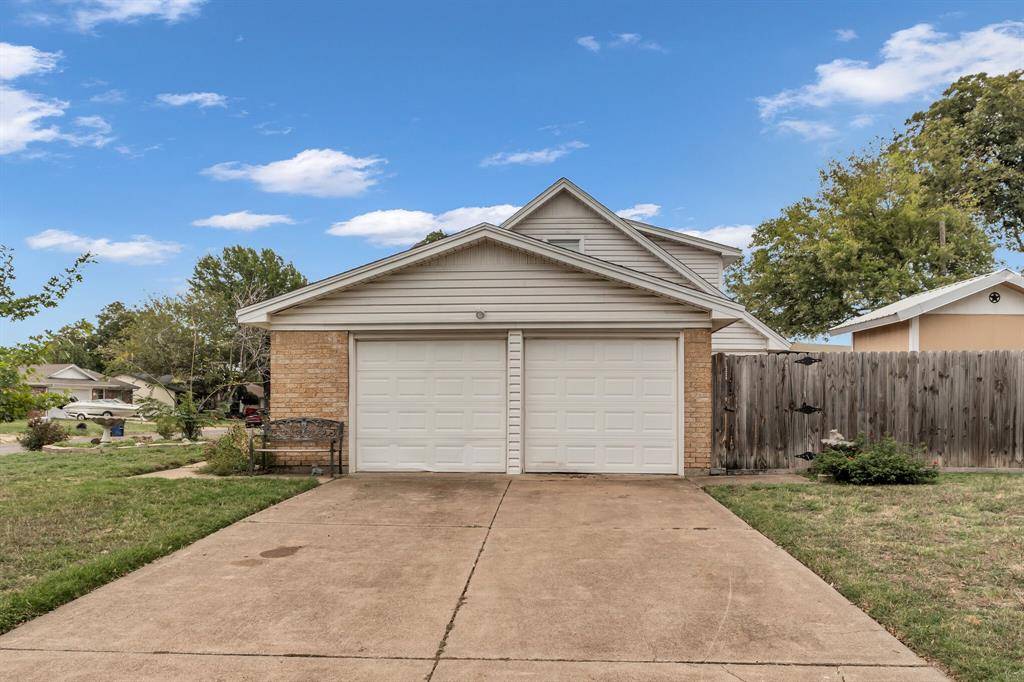 Burleson, TX 76028,433 NW Douglas Street