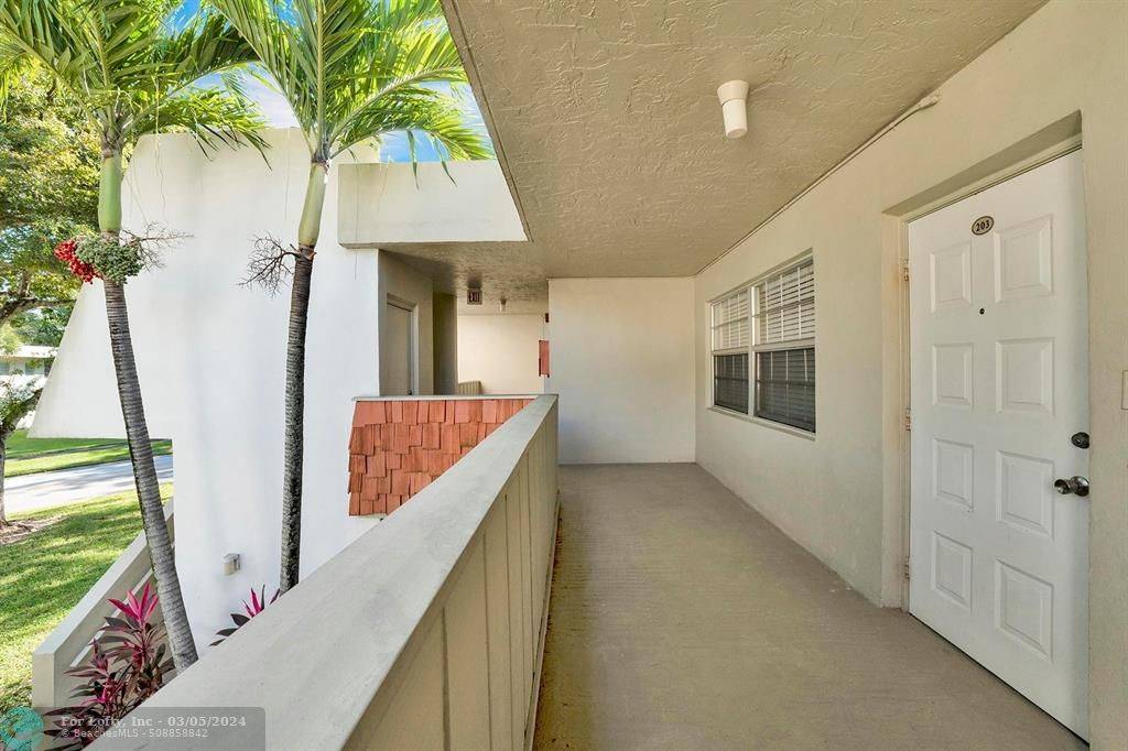 Pompano Beach, FL 33069,823 Cypress Blvd  #203