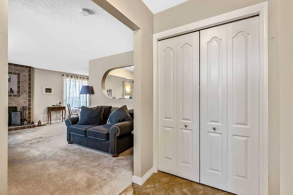 Calgary, AB T2K 5P1,5223 North Haven DR NW