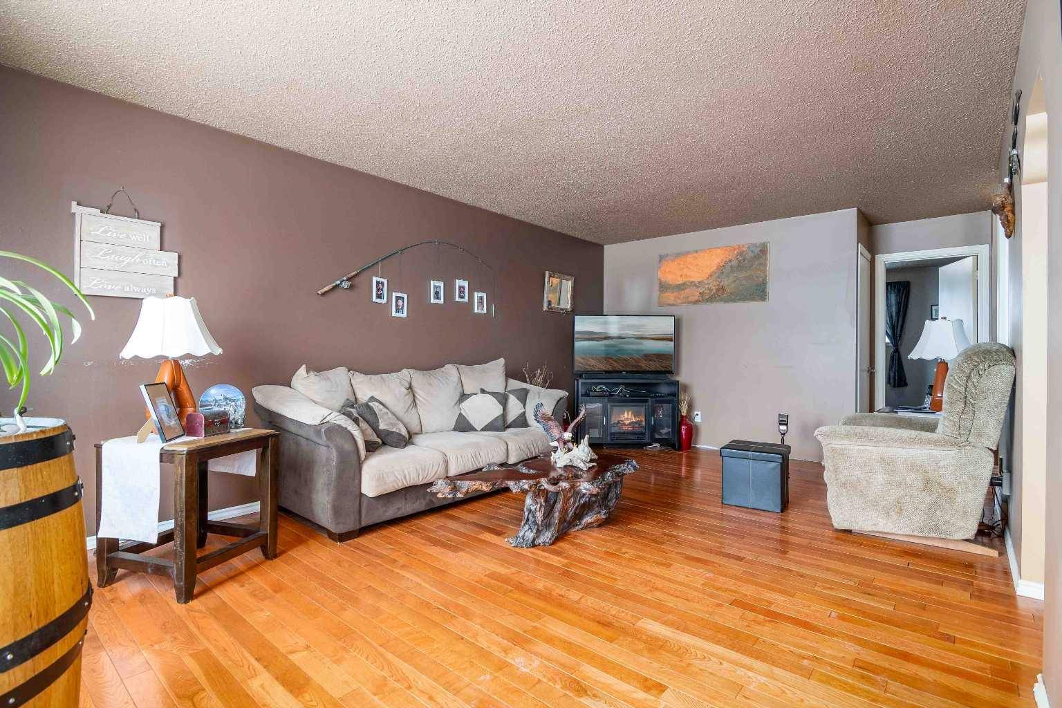 Redcliff, AB T1B0P4,607 1 ST SE