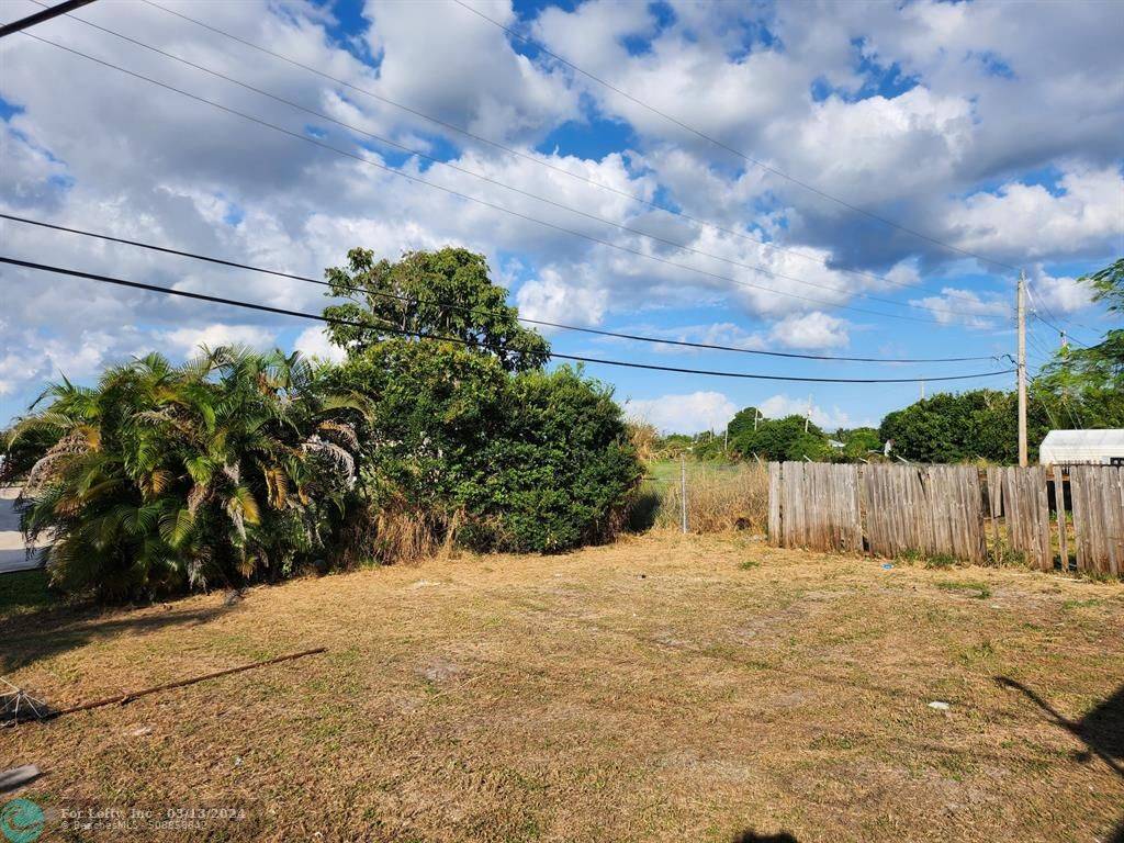 Lantana, FL 33462,91 Loquat Tree Dr