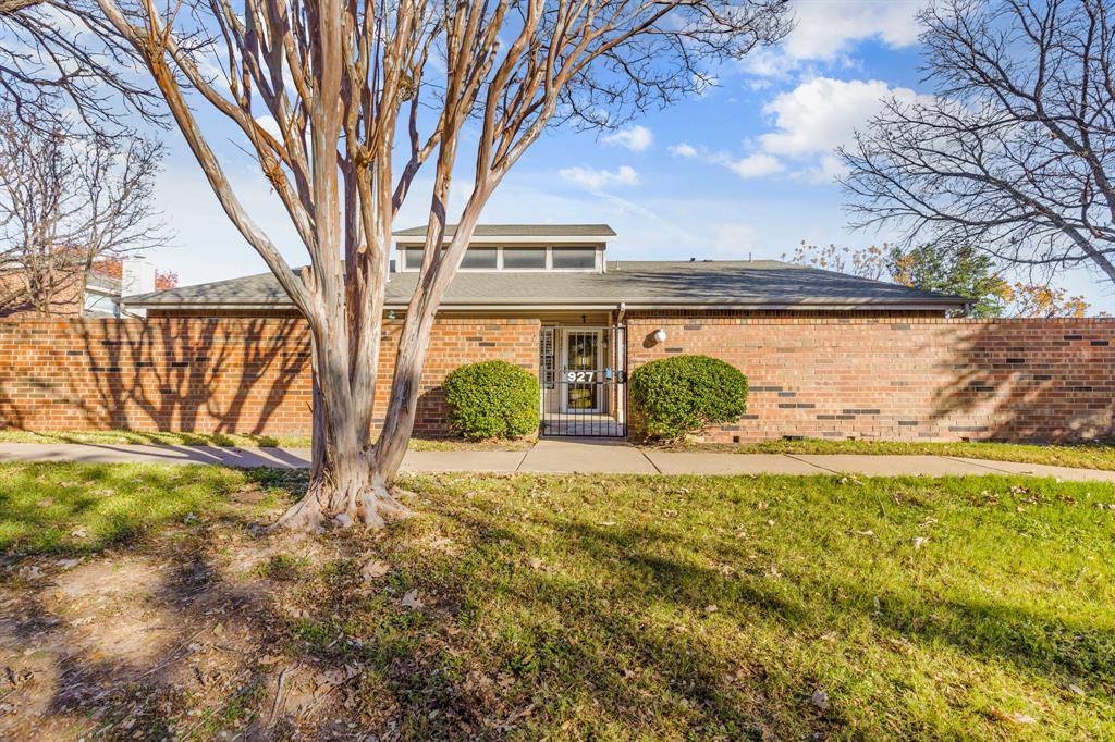 Benbrook, TX 76126,927 Forest Creek Street