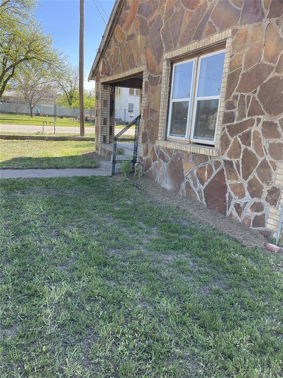 Brady, TX 76825,606 S Pine Street