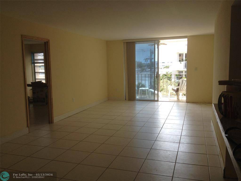 Miami Beach, FL 33141,7705 Abbott Ave.  #402