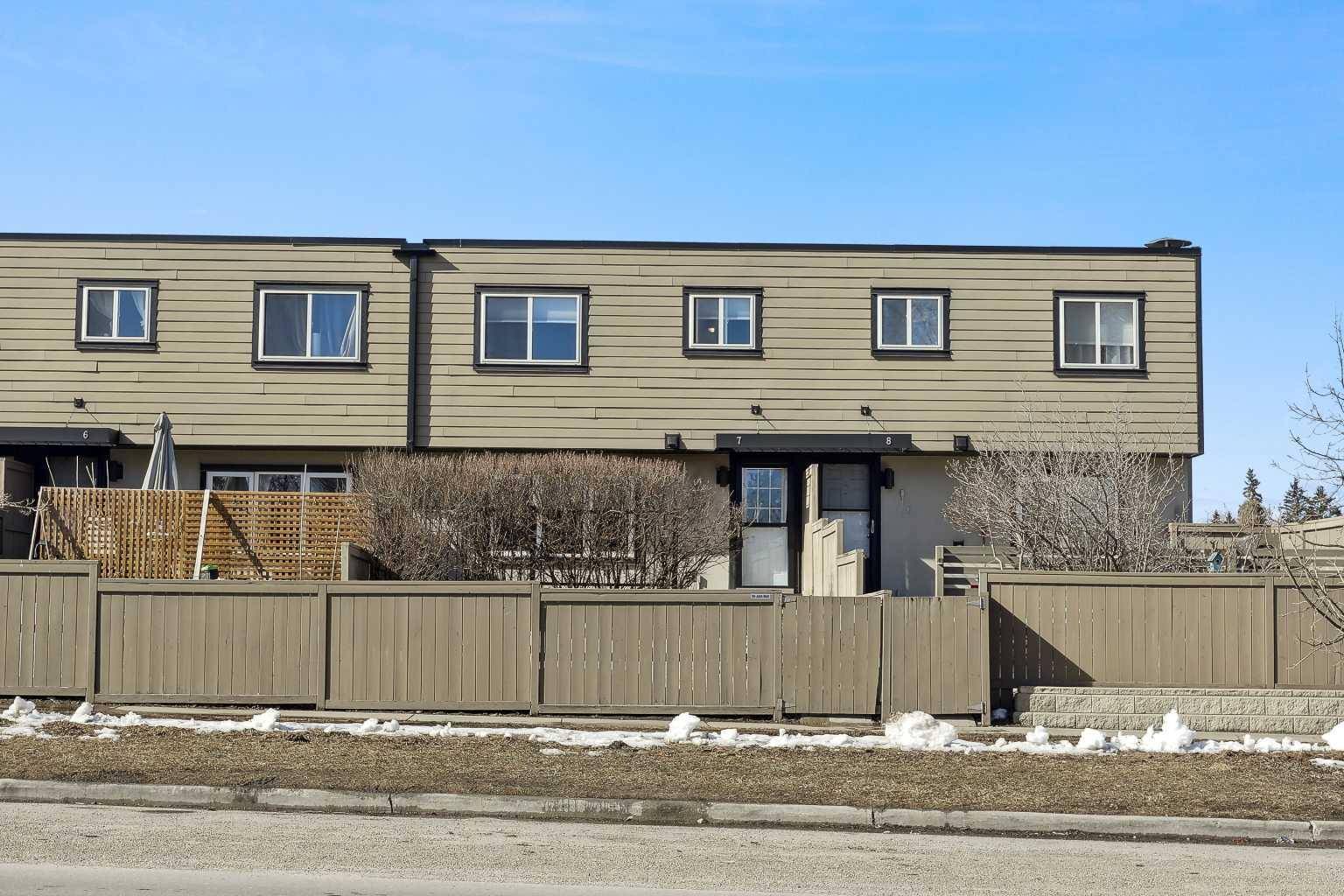 Calgary, AB T3E 3H4,3809 45 ST SW #7