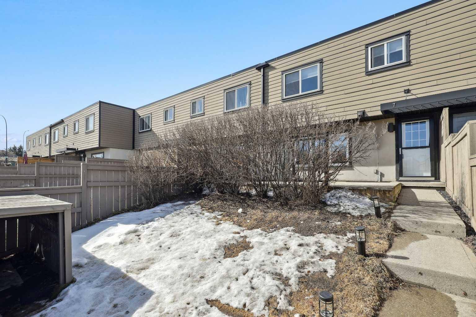 Calgary, AB T3E 3H4,3809 45 ST SW #7