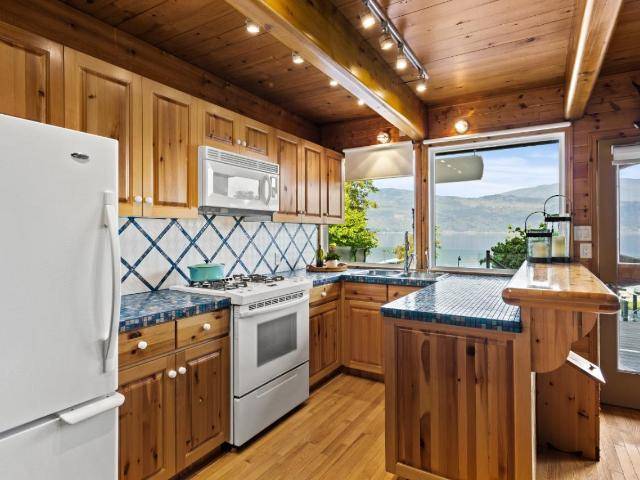 2483 ROCKY POINT ROAD, South Shuswap, BC V0E 1H1