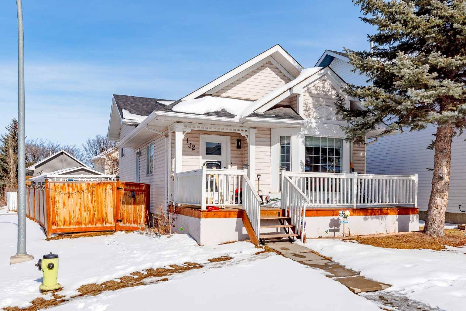 Calgary, AB T3J3N3,132 Martinglen Mews NE