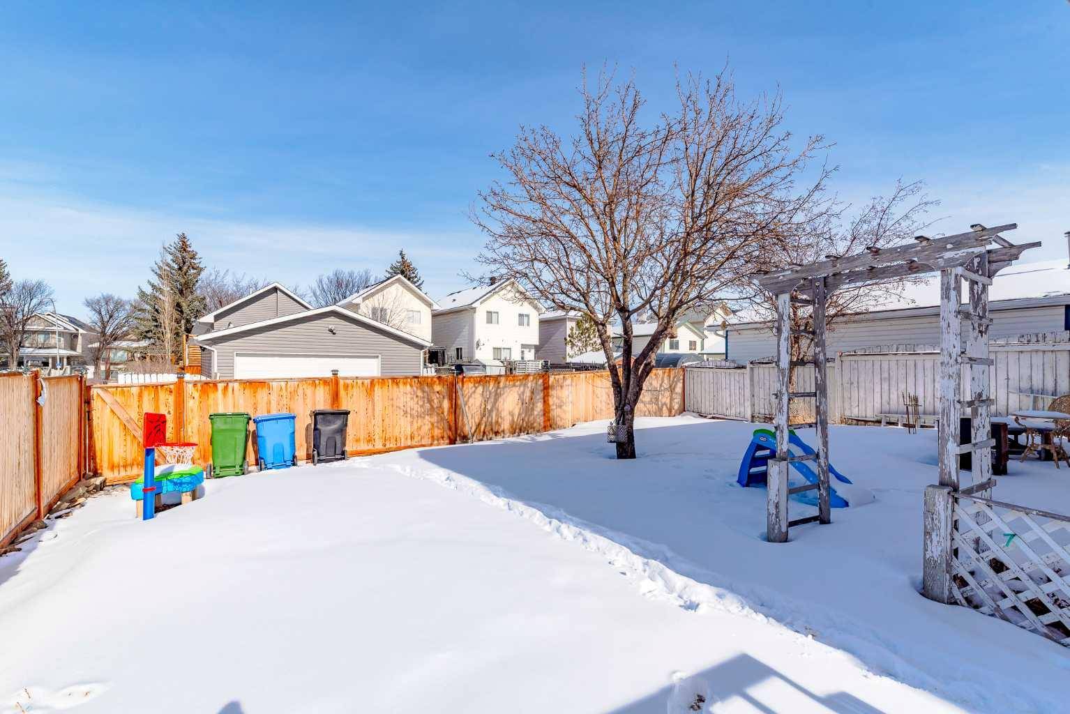 Calgary, AB T3J3N3,132 Martinglen Mews NE