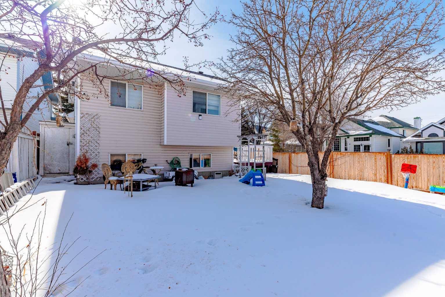 Calgary, AB T3J3N3,132 Martinglen Mews NE