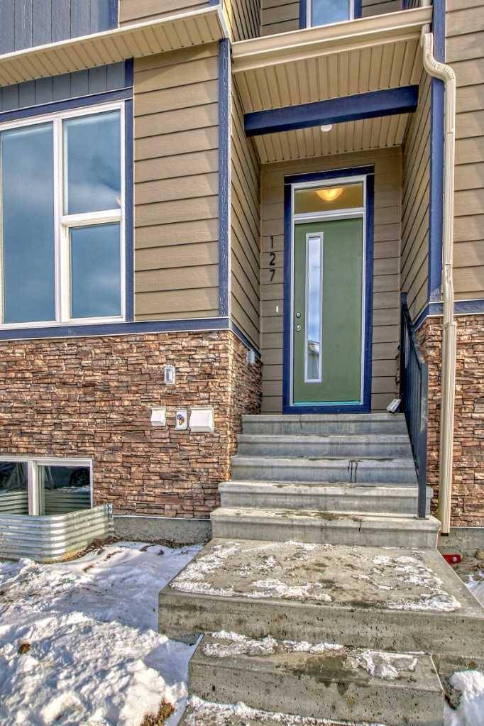 Chestermere, AB T1X 2S2,127 south shore CT