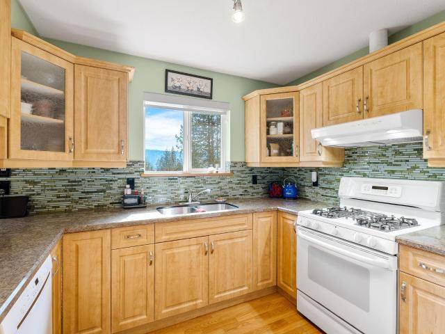 North Shuswap, BC V0E 1M8,7451 ESTATE DRIVE