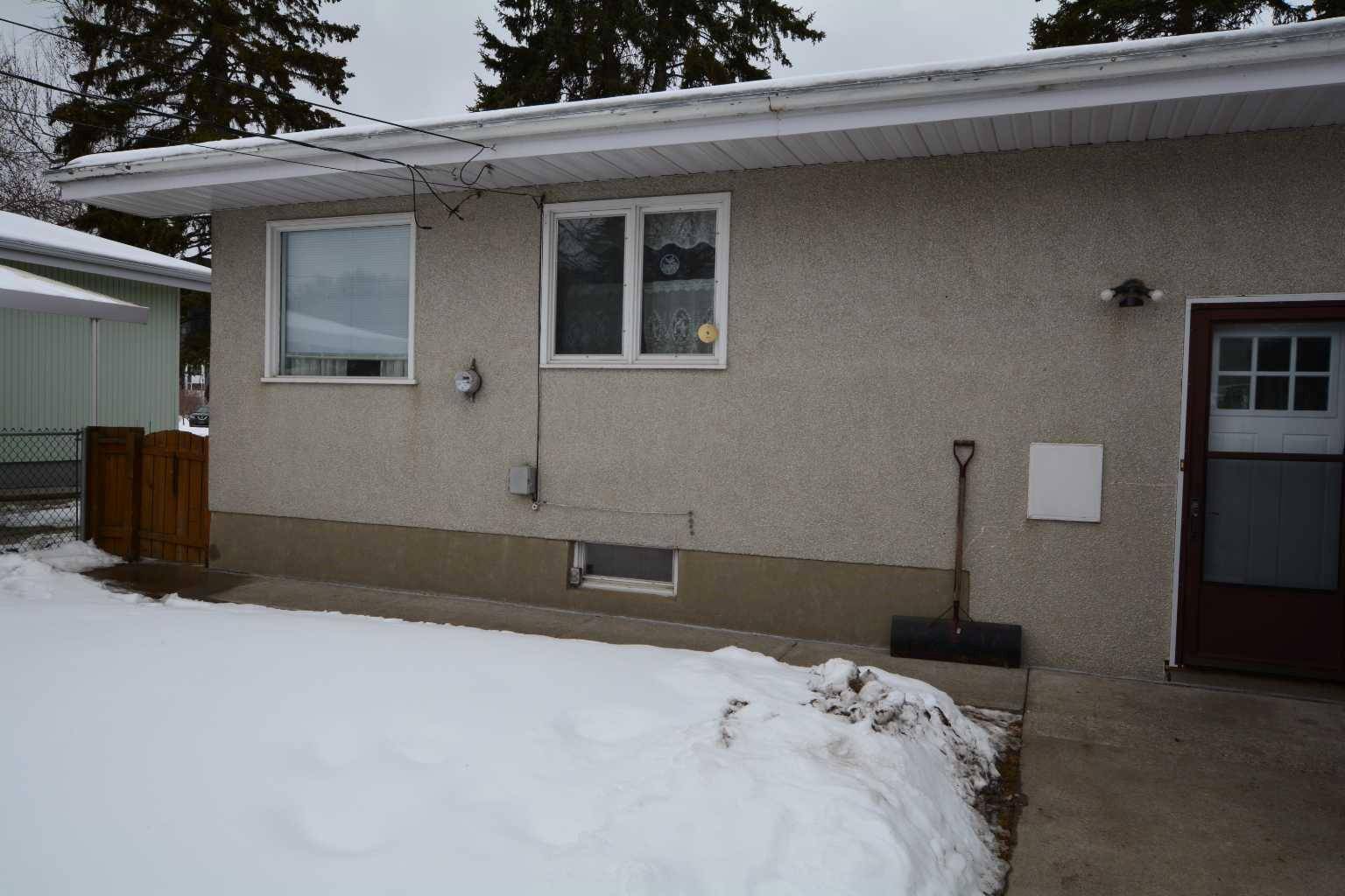 Calgary, AB T2L 1L6,3016 Blakiston DR NW