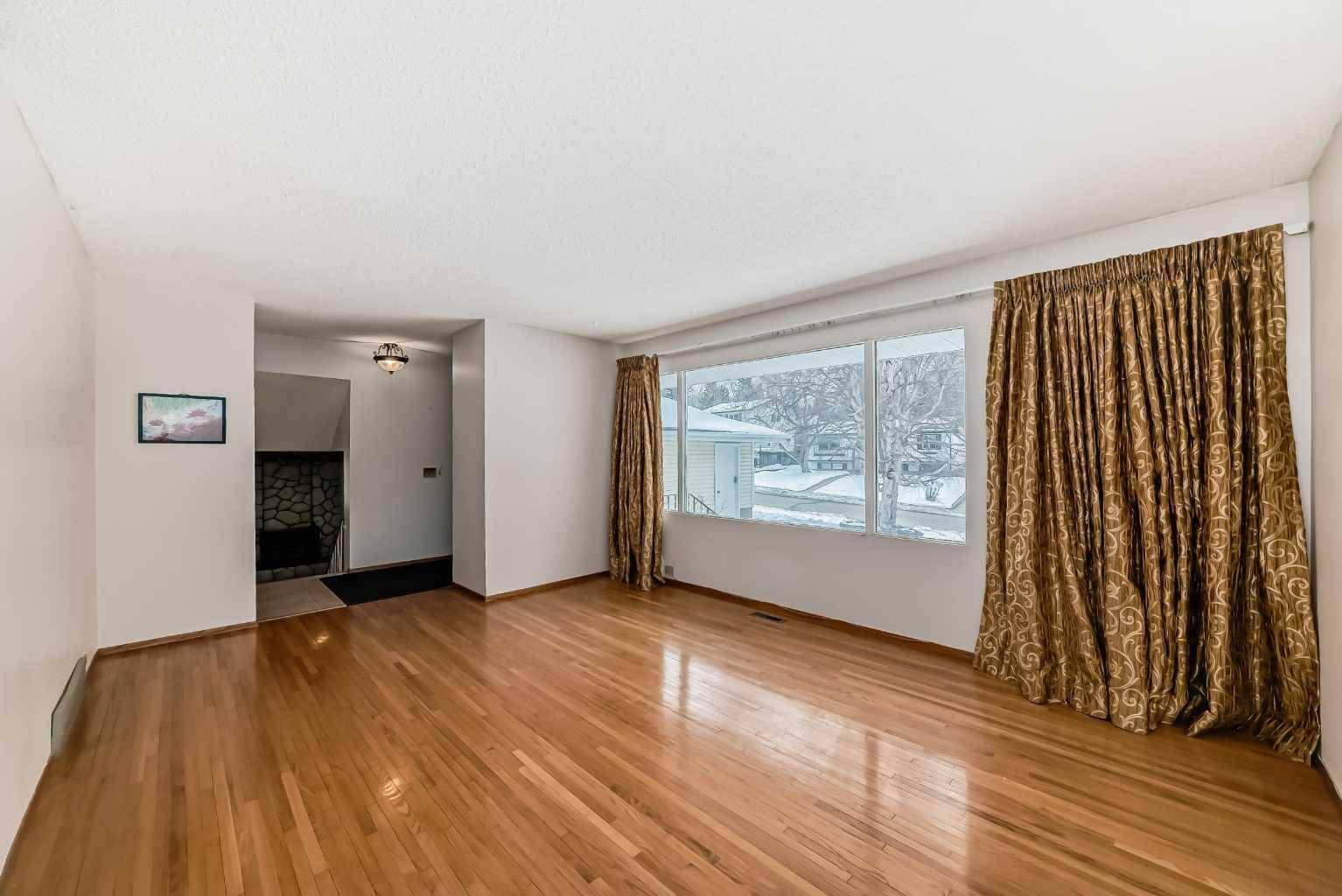 Calgary, AB T3A 1L3,5831 Dalford RD NW