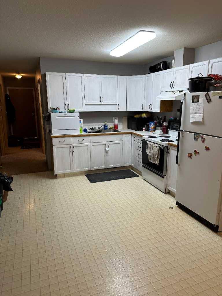 Innisfail, AB T4G 1V7,4814 47 AVE ##8