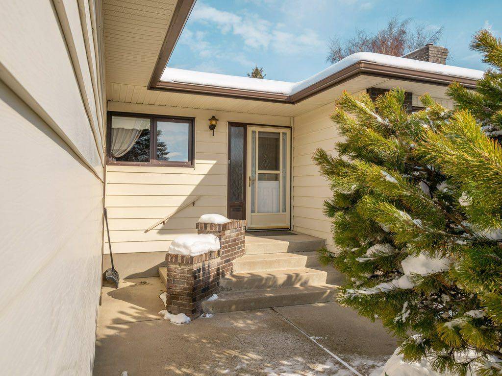 Lethbridge, AB T1K 4X1,104 Elm CRES S