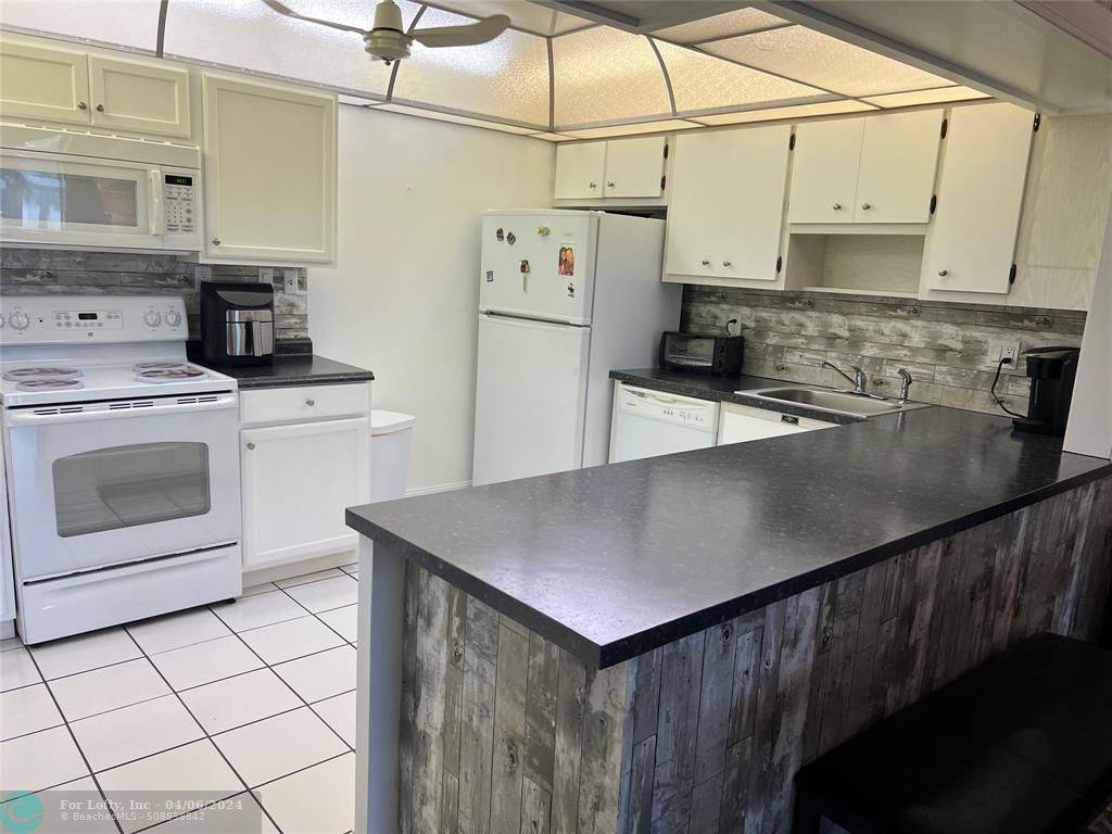 Lauderhill, FL 33313,4880 NW 22nd St  #302