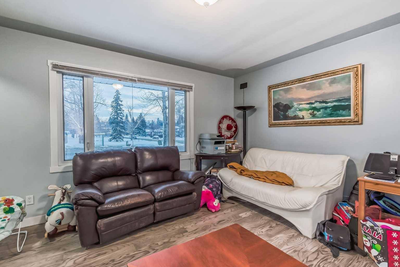 Calgary, AB T2L 2C7,3827 Charleswood DR NW