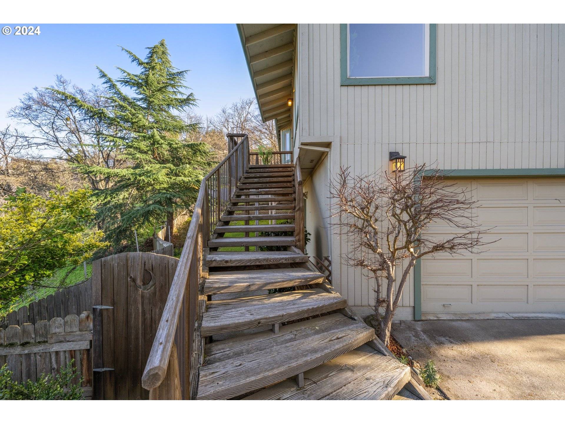 Ashland, OR 97520,400 FERNWOOD DR