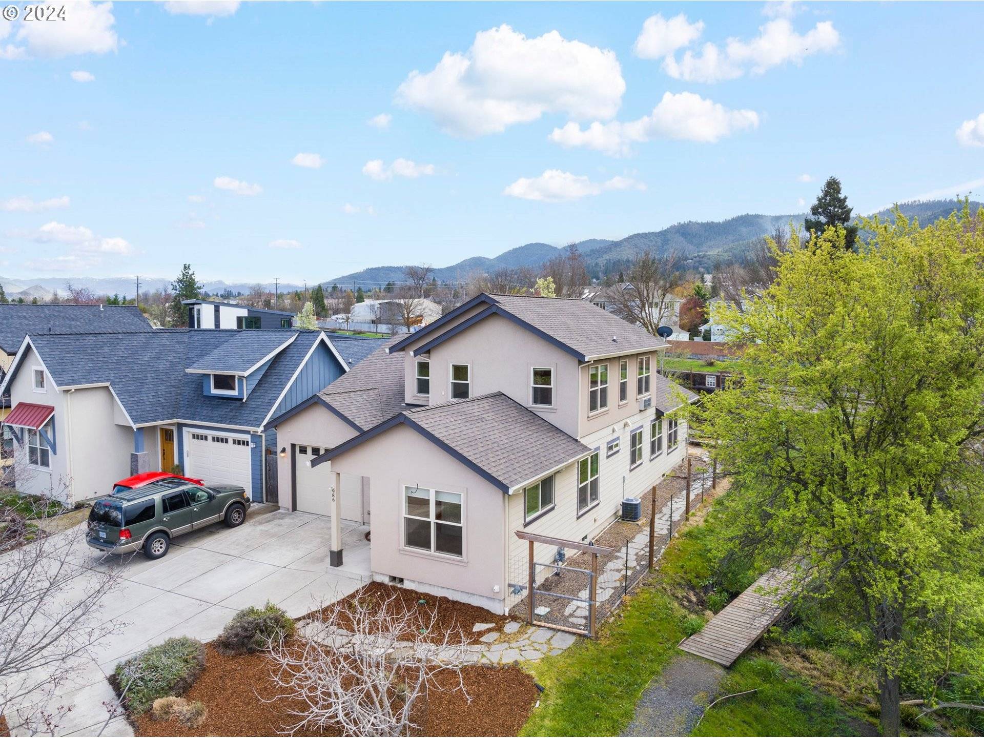 Ashland, OR 97520,986 CLEAR CREEK DR