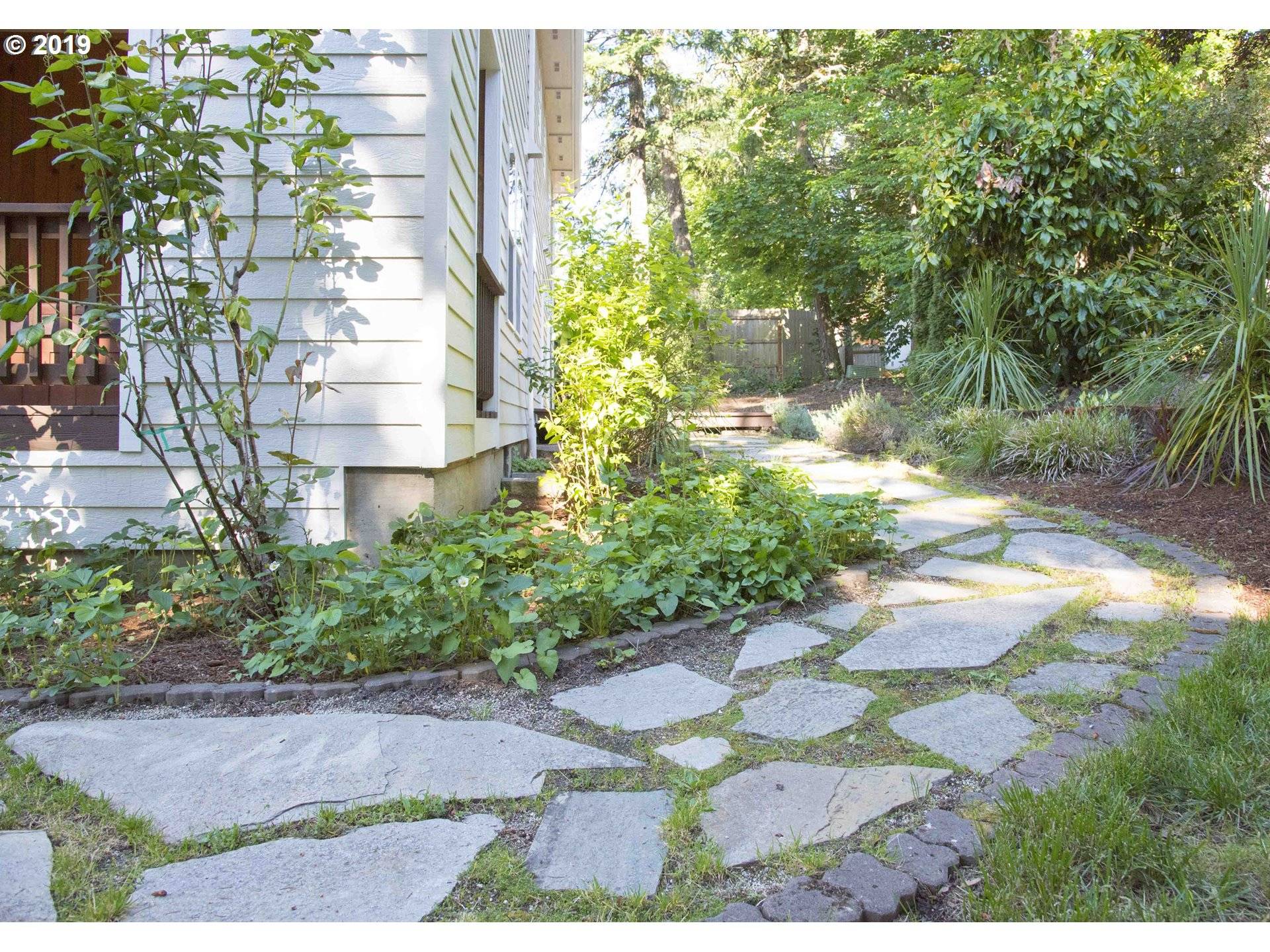 Springfield, OR 97478,524 CASCADE DR