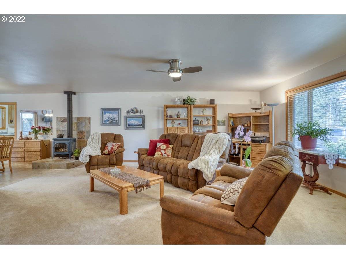 16575 RED BEAR LN, Bend, OR 97707