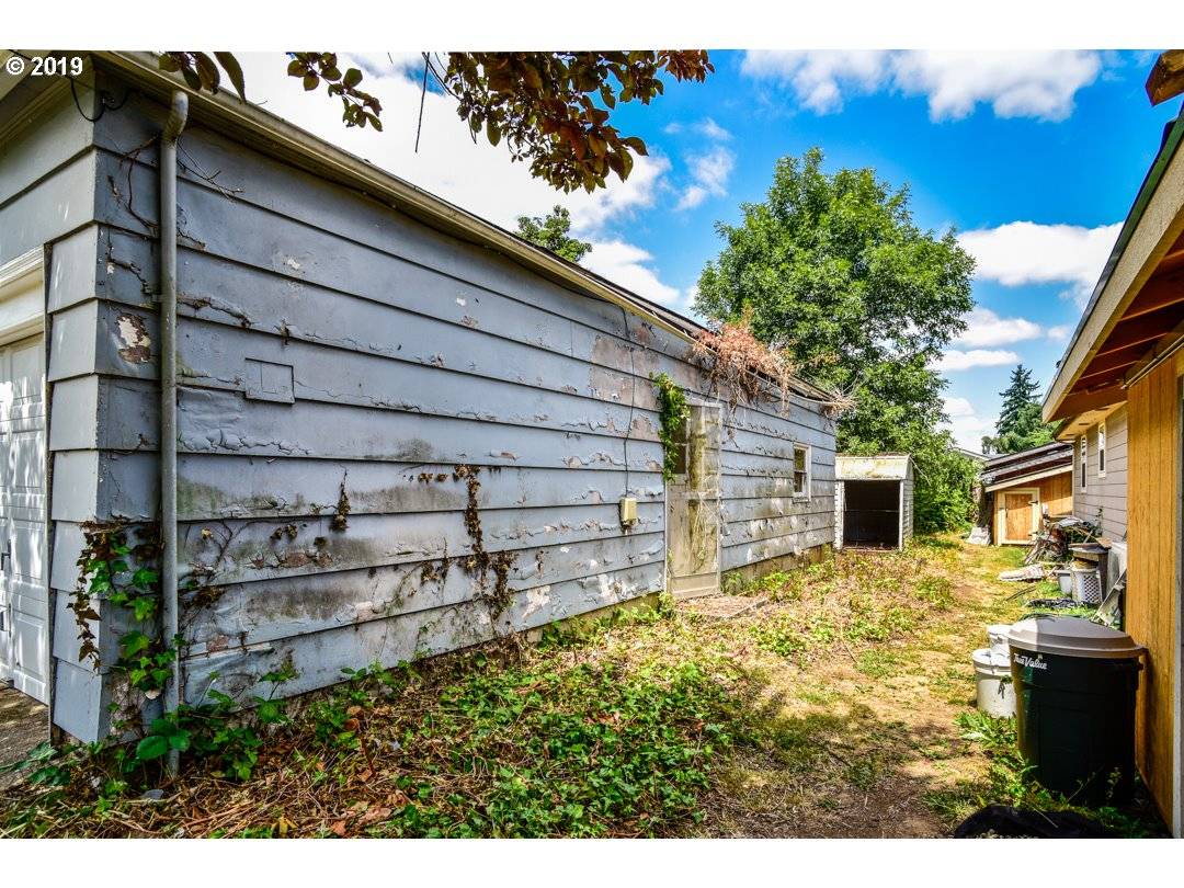 Eugene, OR 97405,327 E 30TH AVE