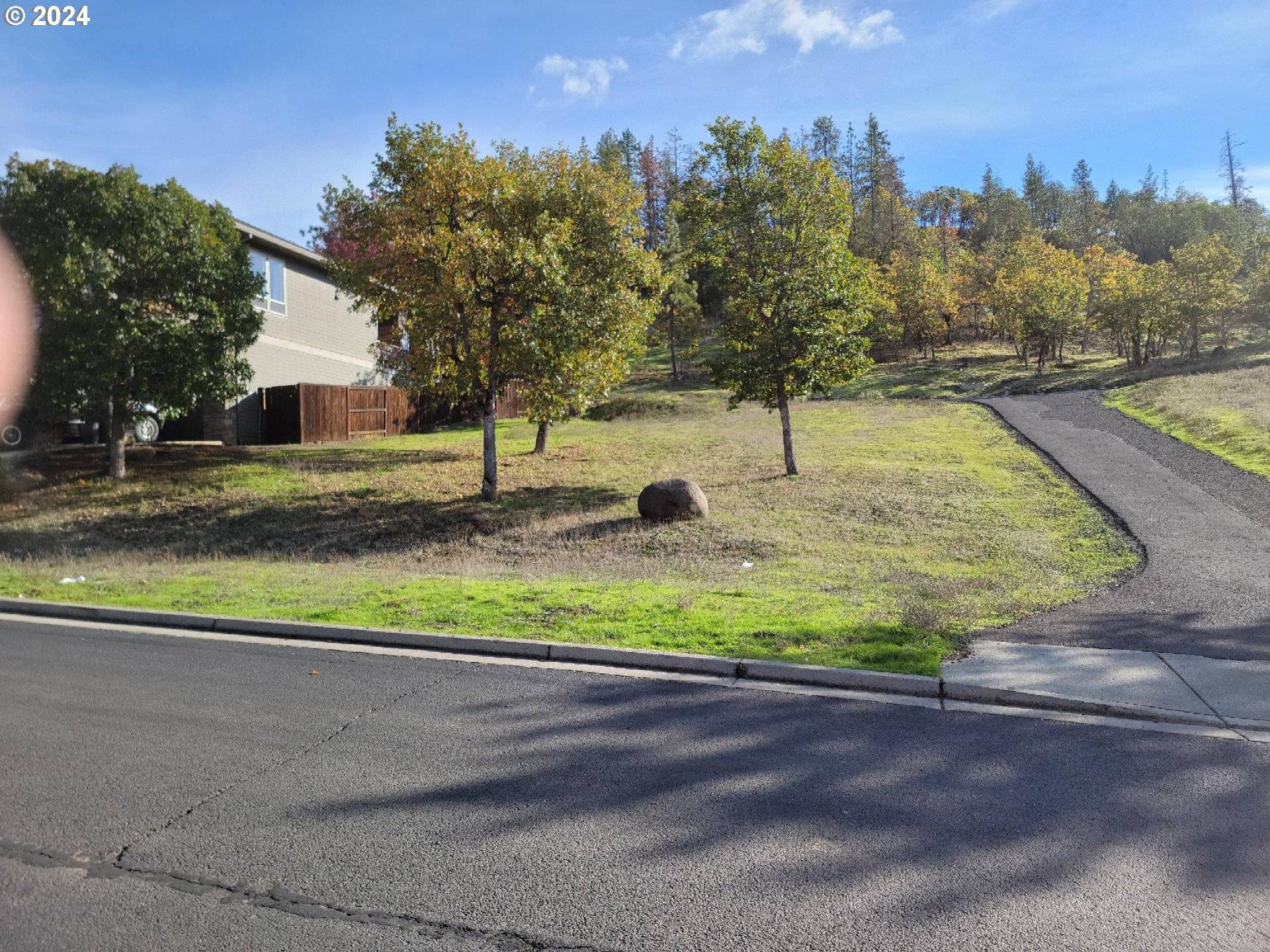 Eagle Point, OR 97524,1330 POPPY RIDGE DR