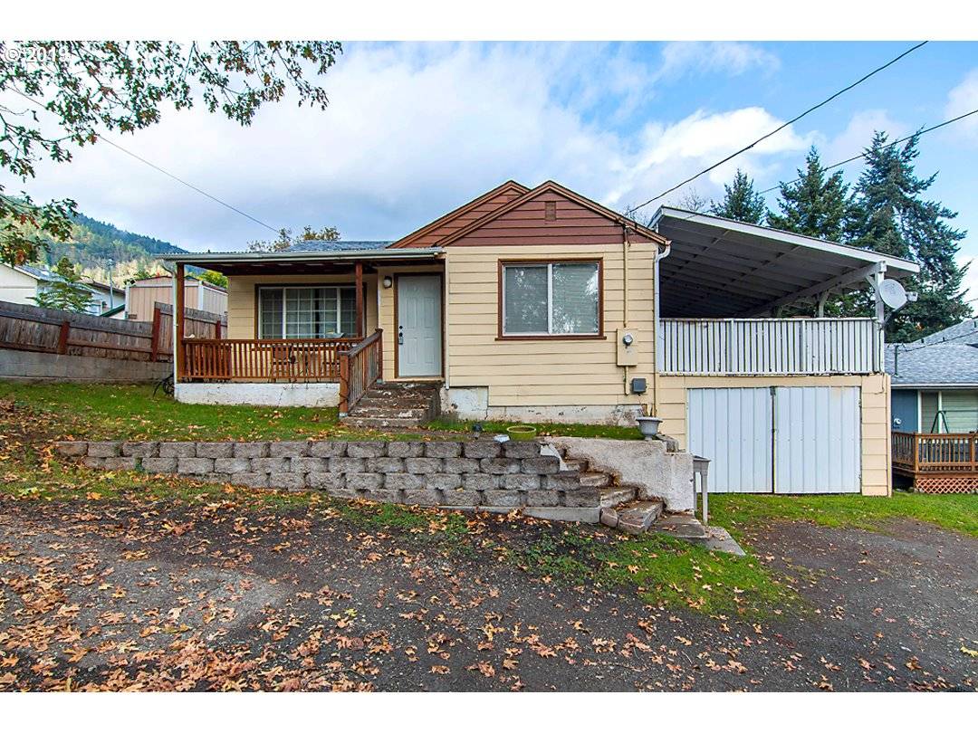 Myrtle Creek, OR 97457,955 NE MADRONA DR