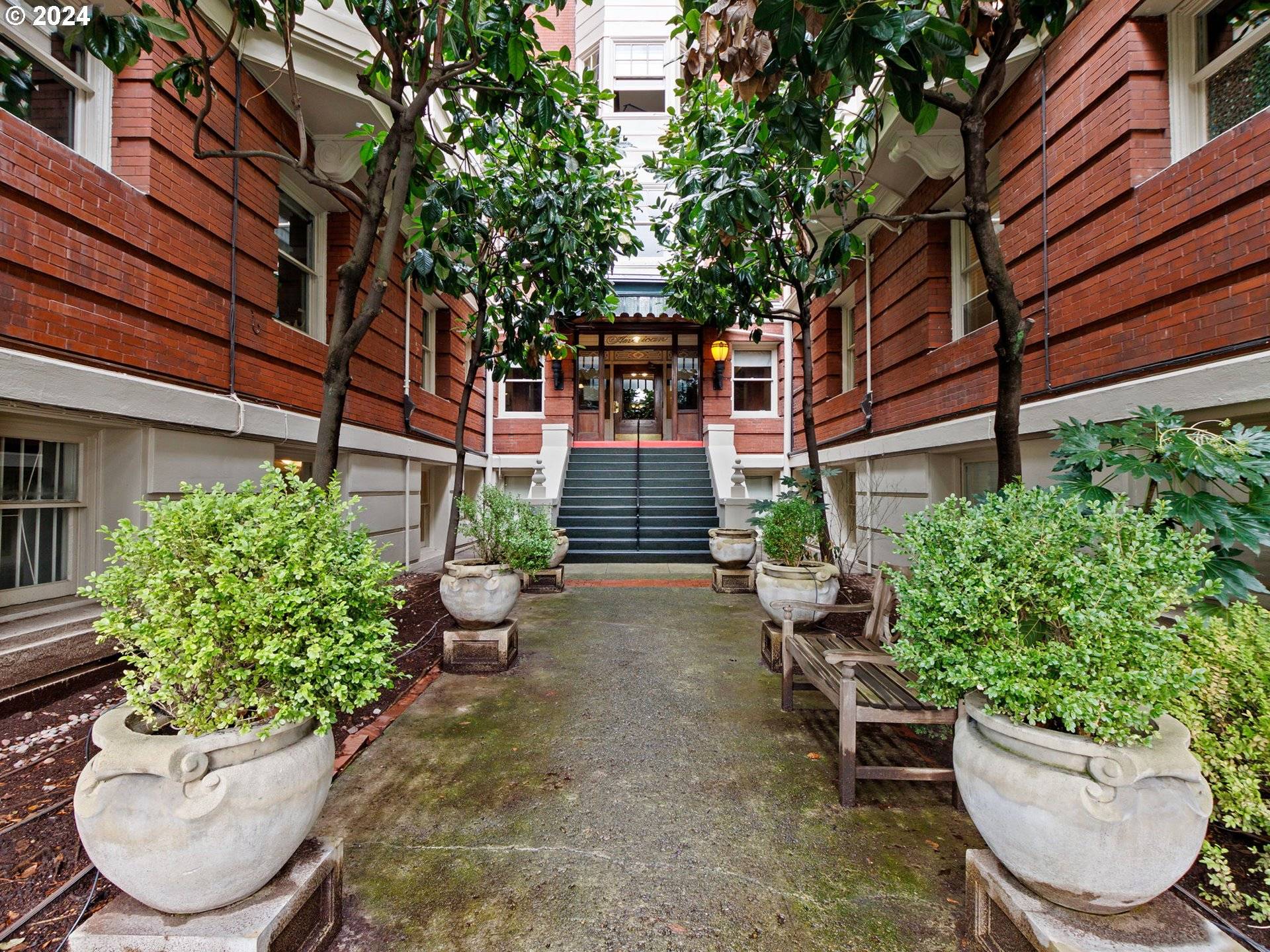 Portland, OR 97209,2083 NW JOHNSON ST #36