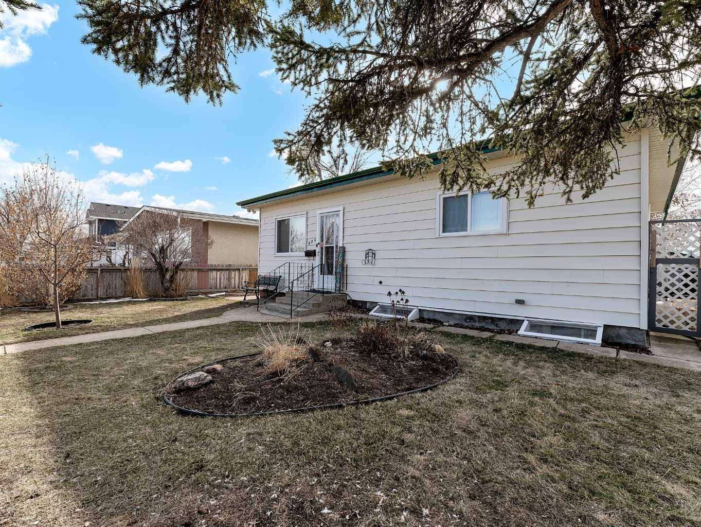 Redcliff, AB T0J 2P2,626 2 ST SE