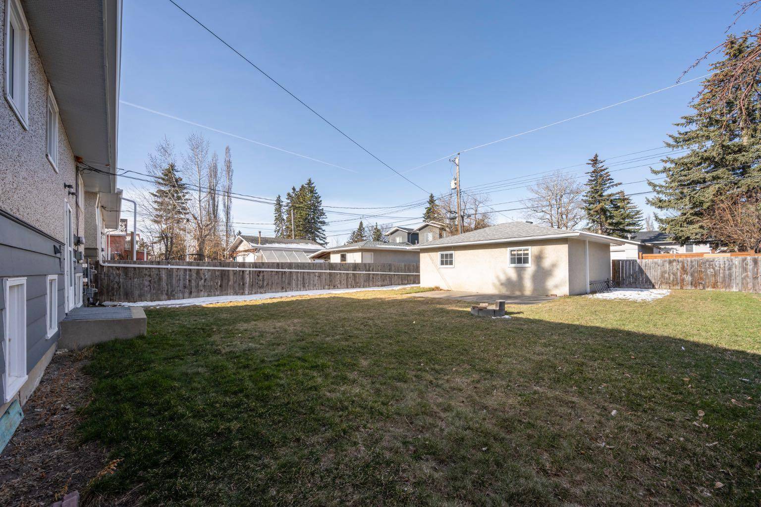 Calgary, AB T3E 3K7,2823 41 ST SW