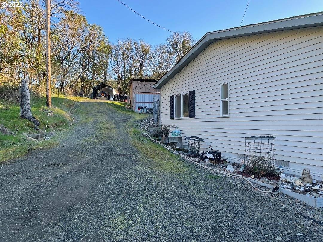 Roseburg, OR 97470,835 GLENGARY LOOP RD