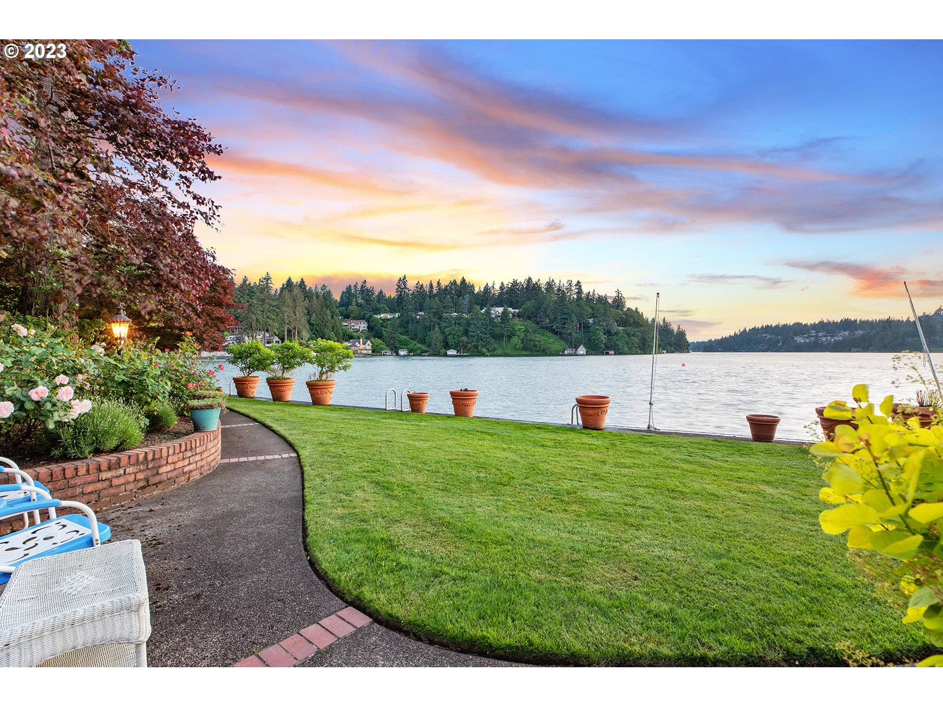 Lake Oswego, OR 97034,956 WESTPOINT RD