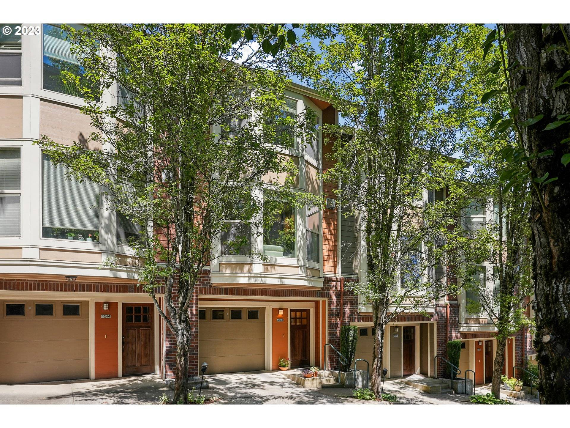 Portland, OR 97239,4240 S CORBETT AVE