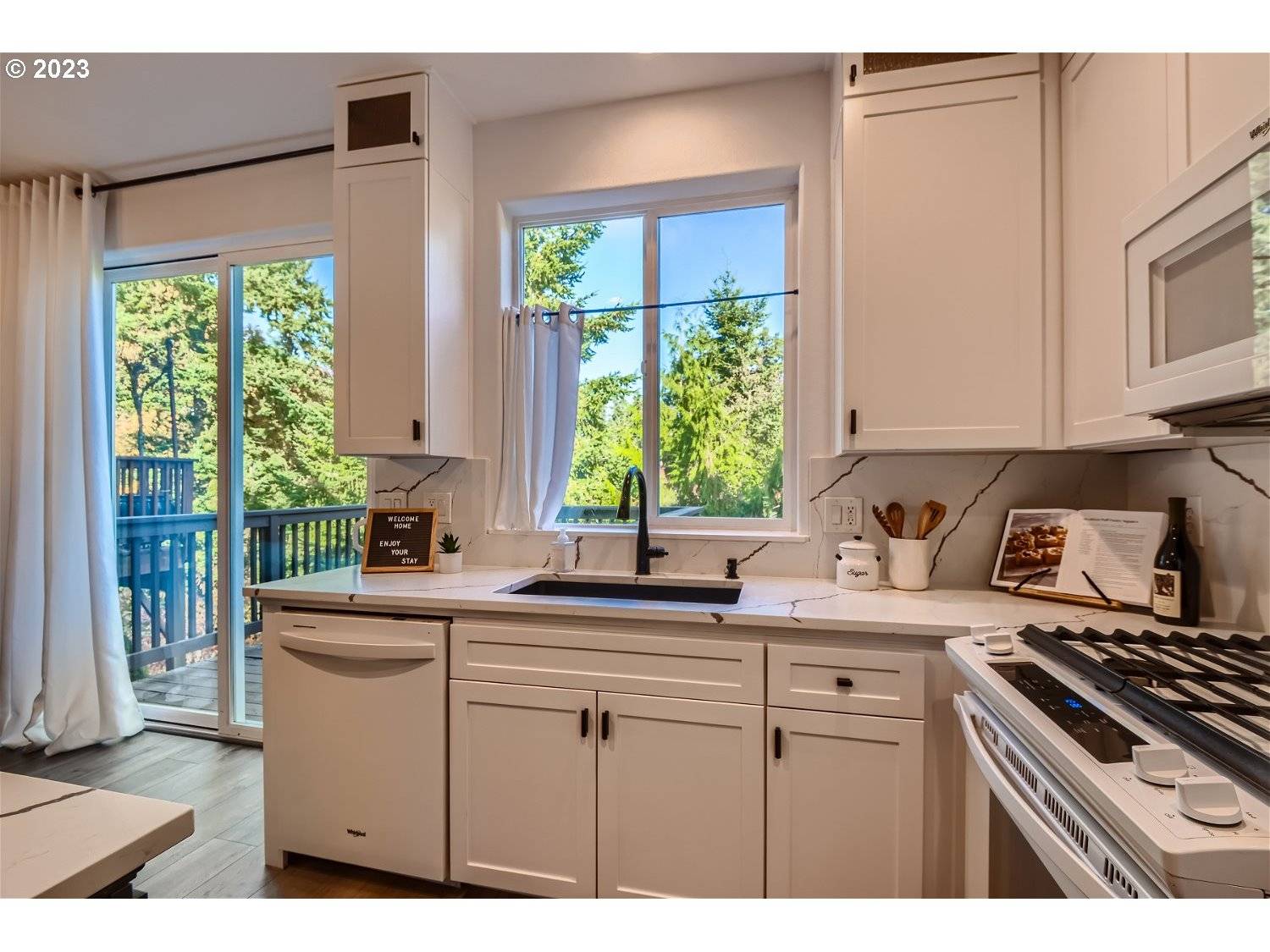 West Linn, OR 97068,20281 HOODVIEW AVE