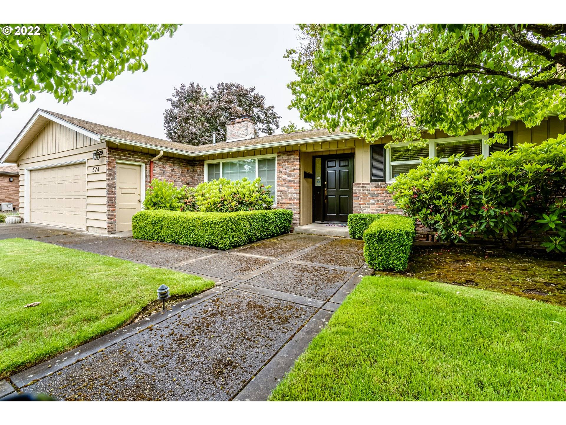 Eugene, OR 97401,574 ROAN DR