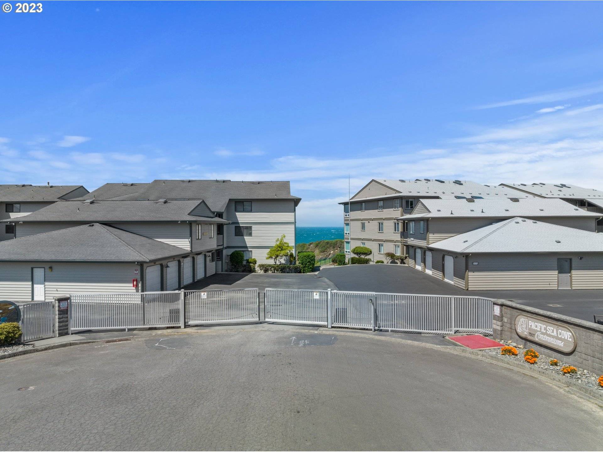 Brookings, OR 97415,1303 MOORE ST #302