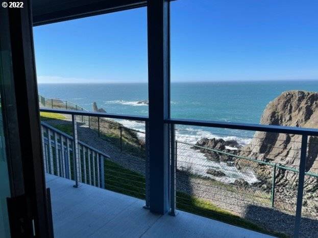 Brookings, OR 97415,1305 MOORE ST #402