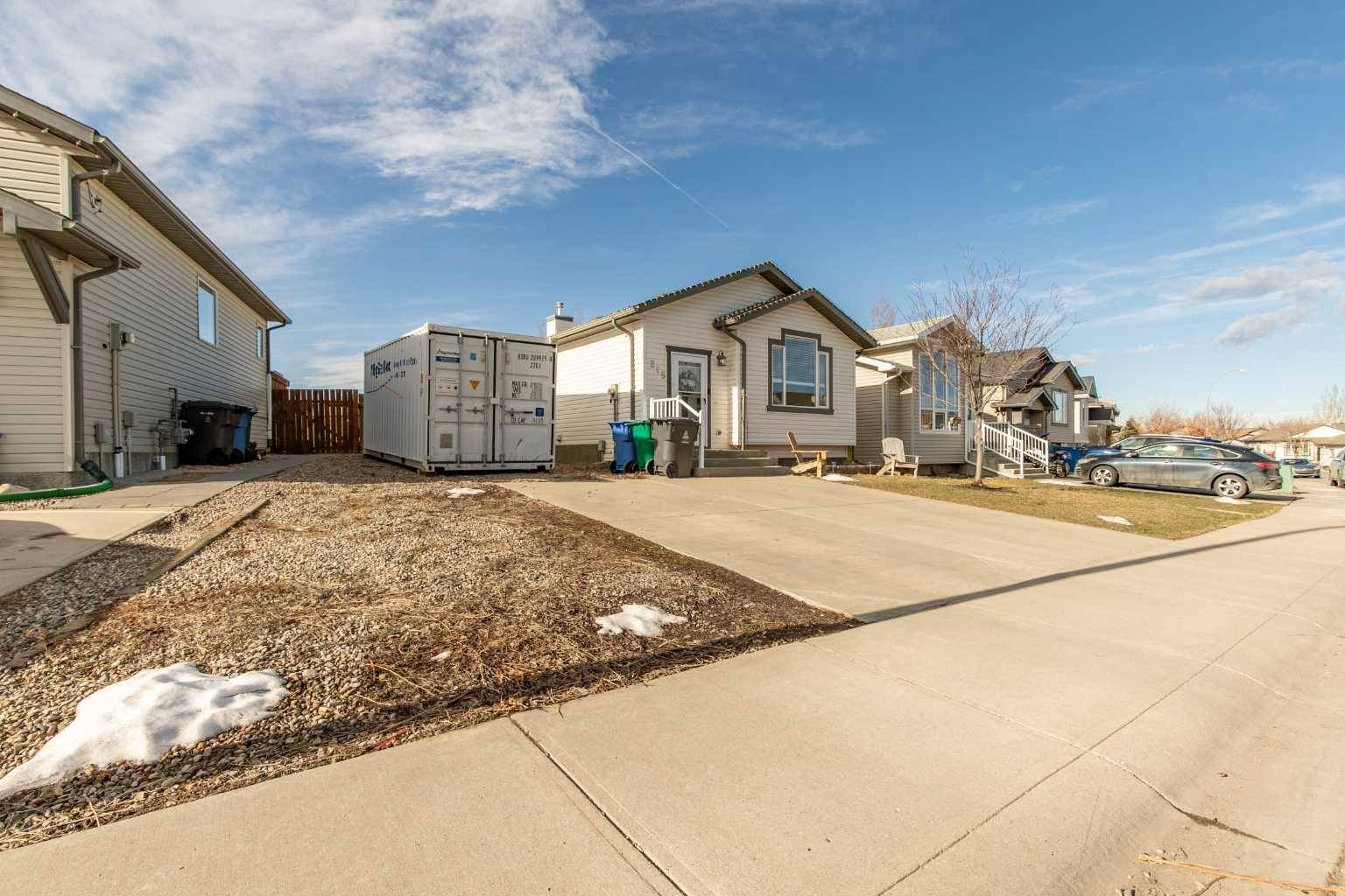 Lethbridge, AB T1K 7Y5,215 Heritage CT W