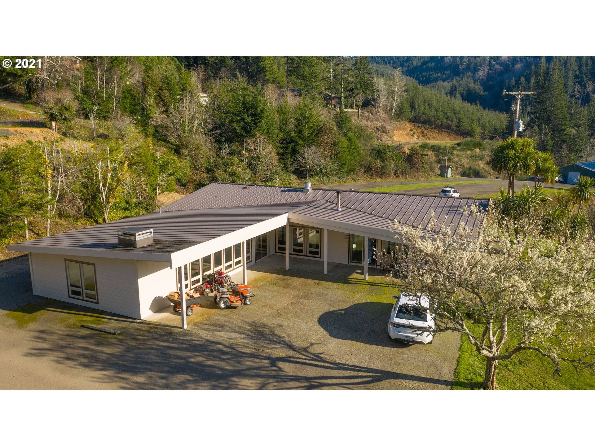 94475 GOLF COURSE LN, North Bend, OR 97459