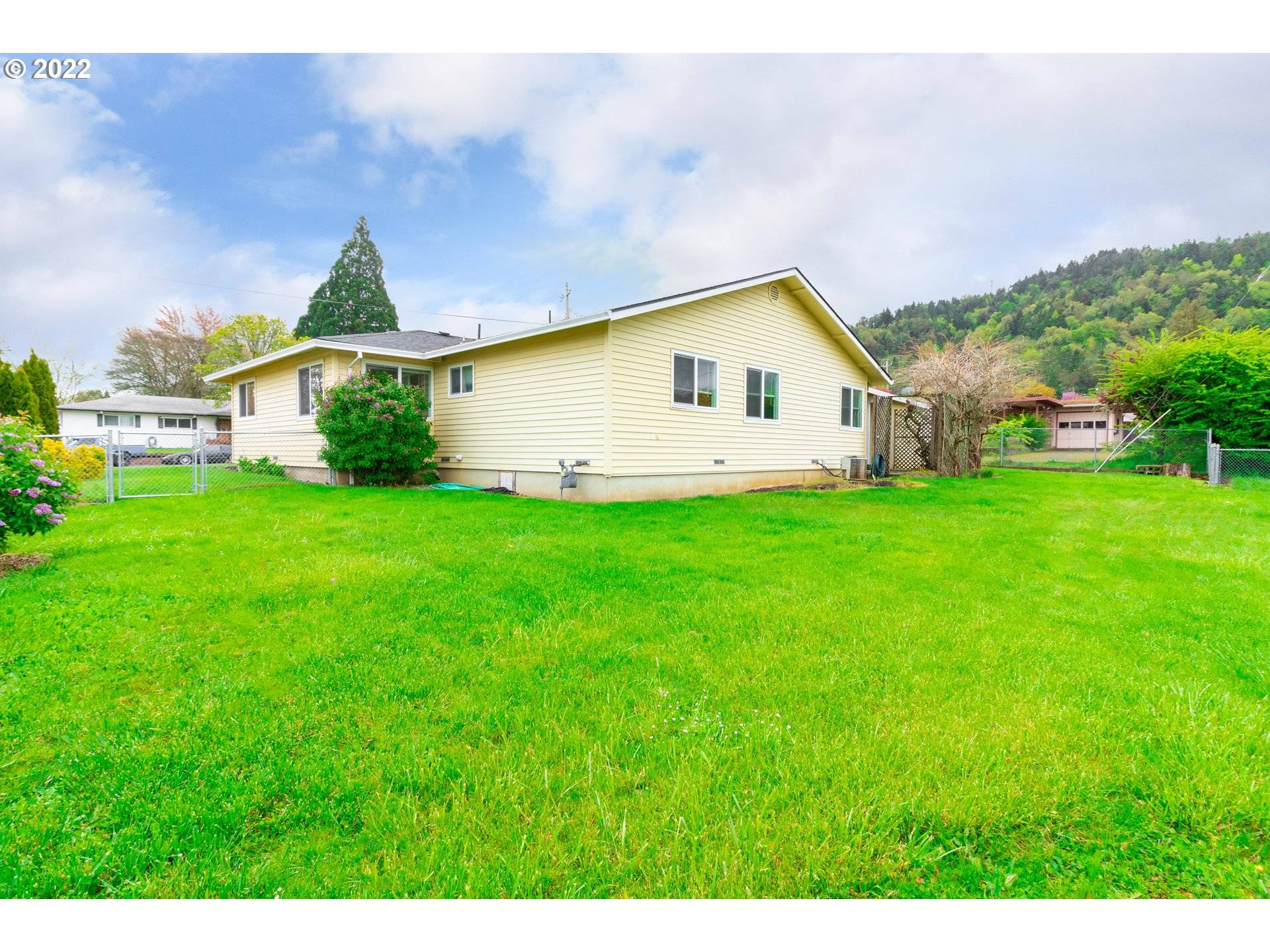 Roseburg, OR 97471,736 W LUELLEN DR