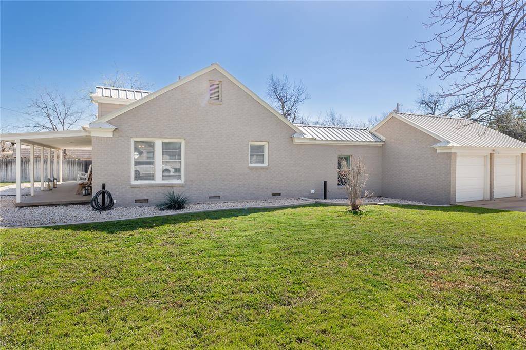 Brady, TX 76825,507 W 15th Street