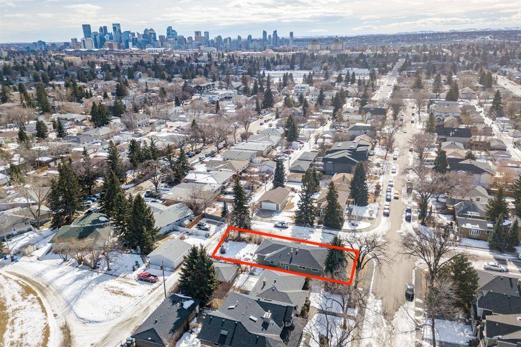 Calgary, AB T2M 2J5,1832 27 AVE NW