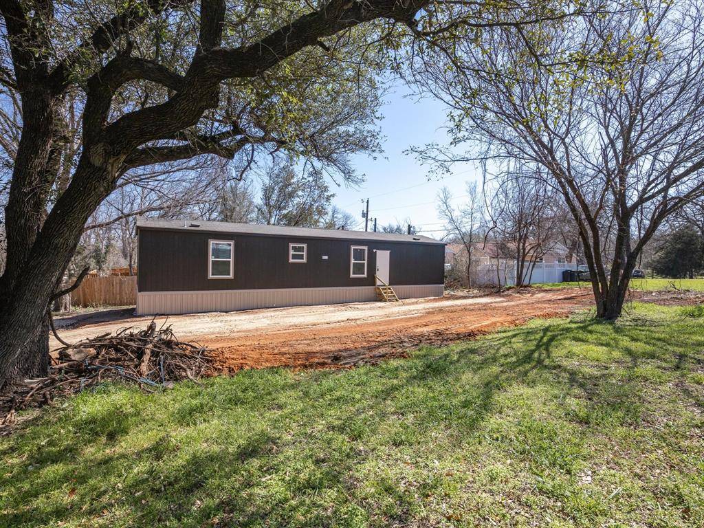 Azle, TX 76020,7185 Floral Street