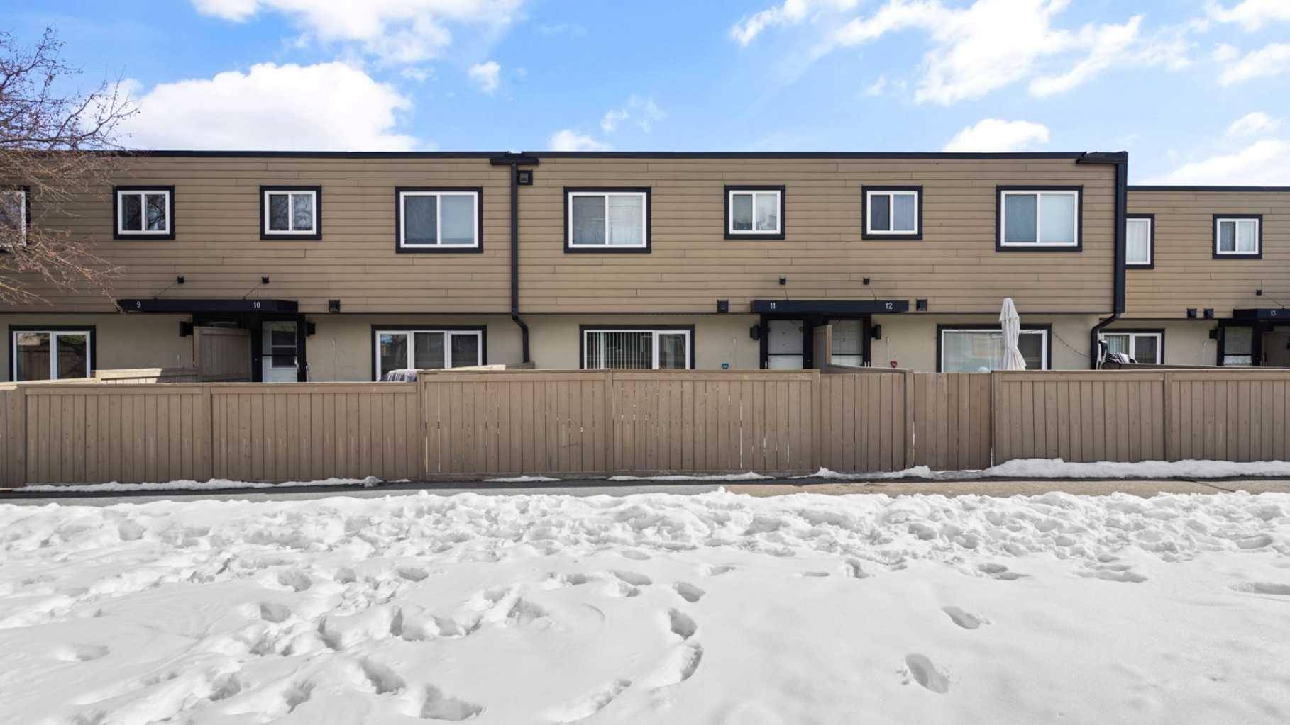 Calgary, AB T3H 3H4,3809 45 ST SW #11