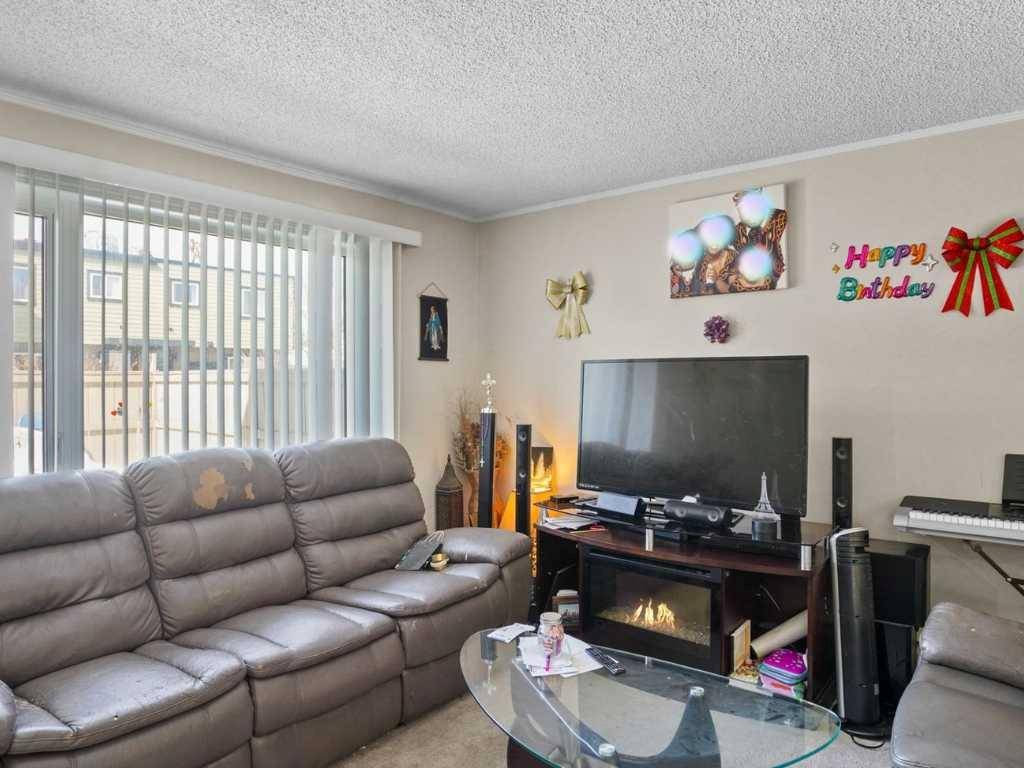 Calgary, AB T3H 3H4,3809 45 ST SW #11