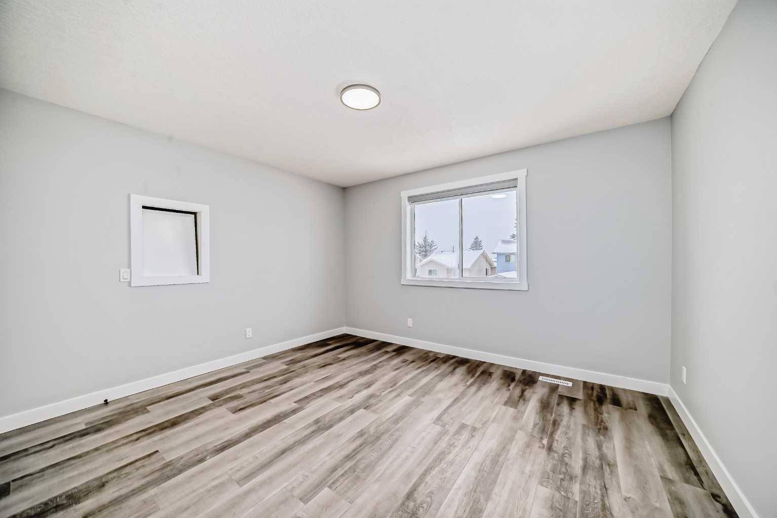 Calgary, AB T3J 3G8,27 Martinwood Mews NE