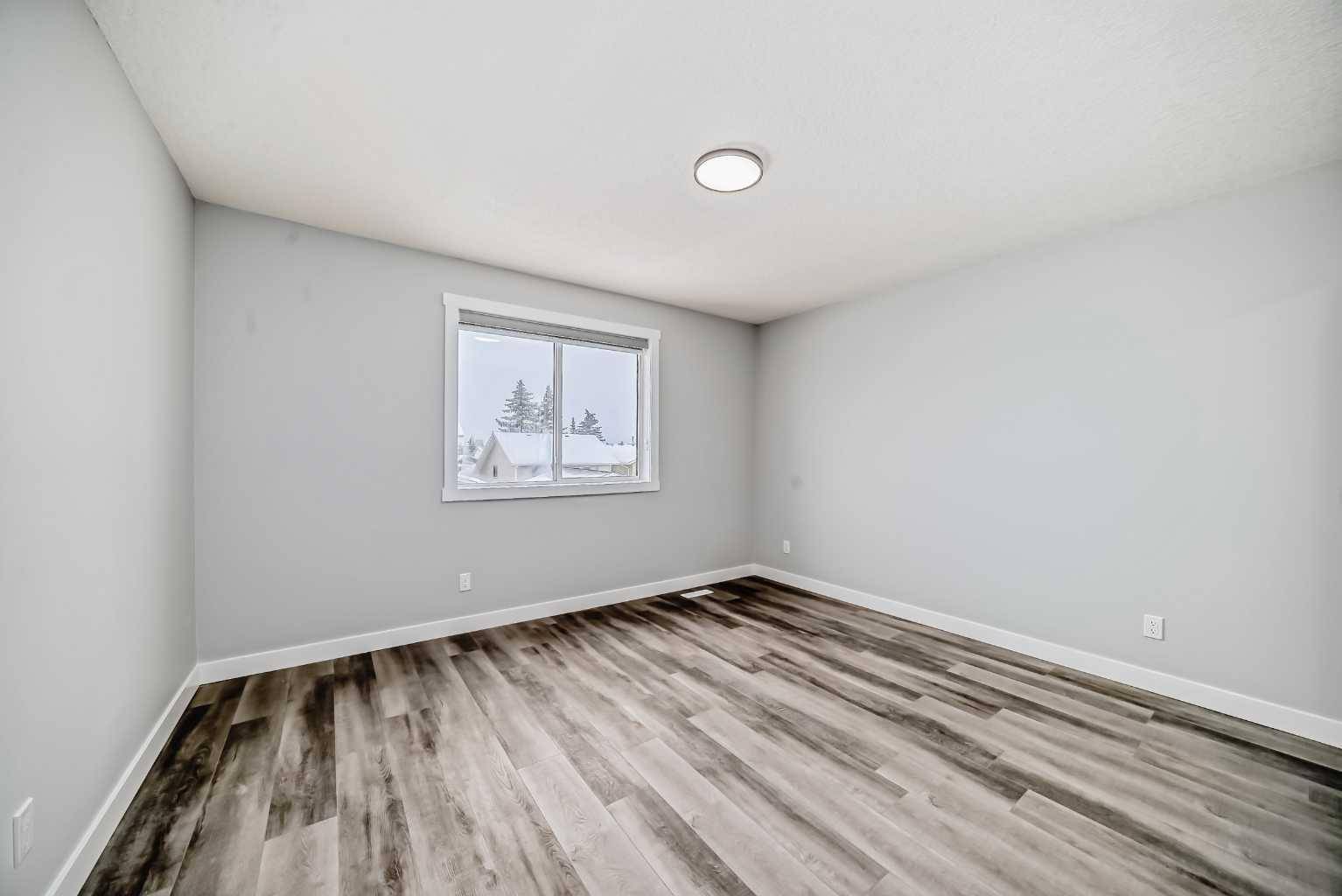 Calgary, AB T3J 3G8,27 Martinwood Mews NE