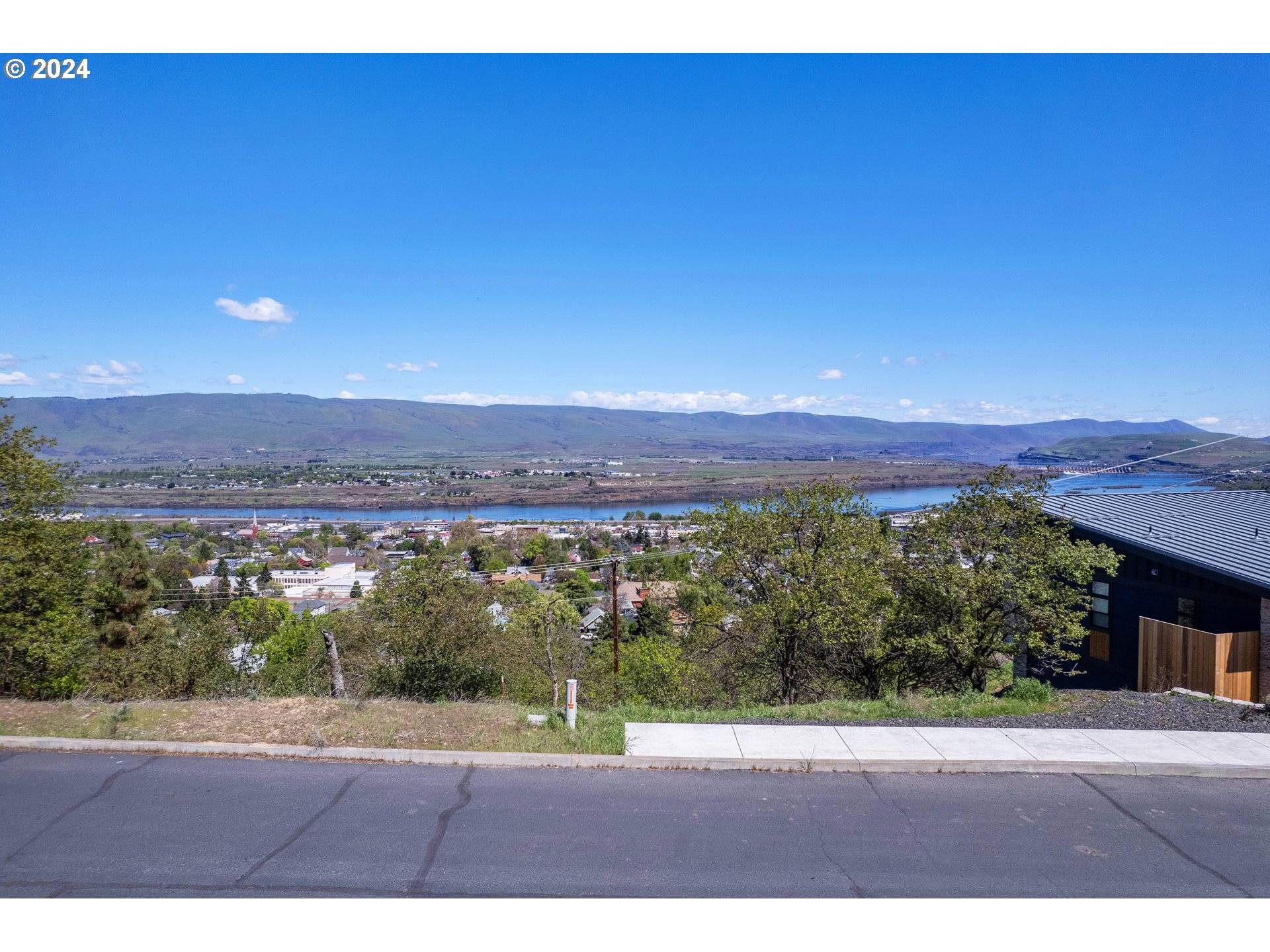 The Dalles, OR 97058,305 E SCENIC VIEW LN